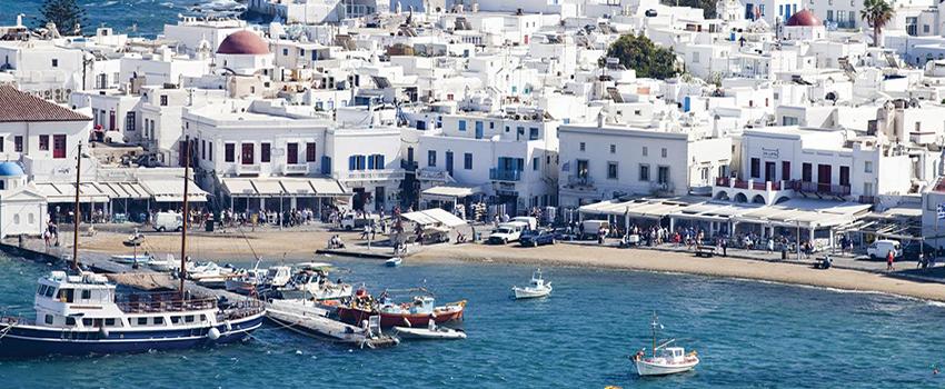 希腊展示船只和白色建筑.