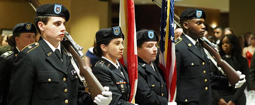 陆军后备军官训练队的仪仗队在军事舞会上展示颜色