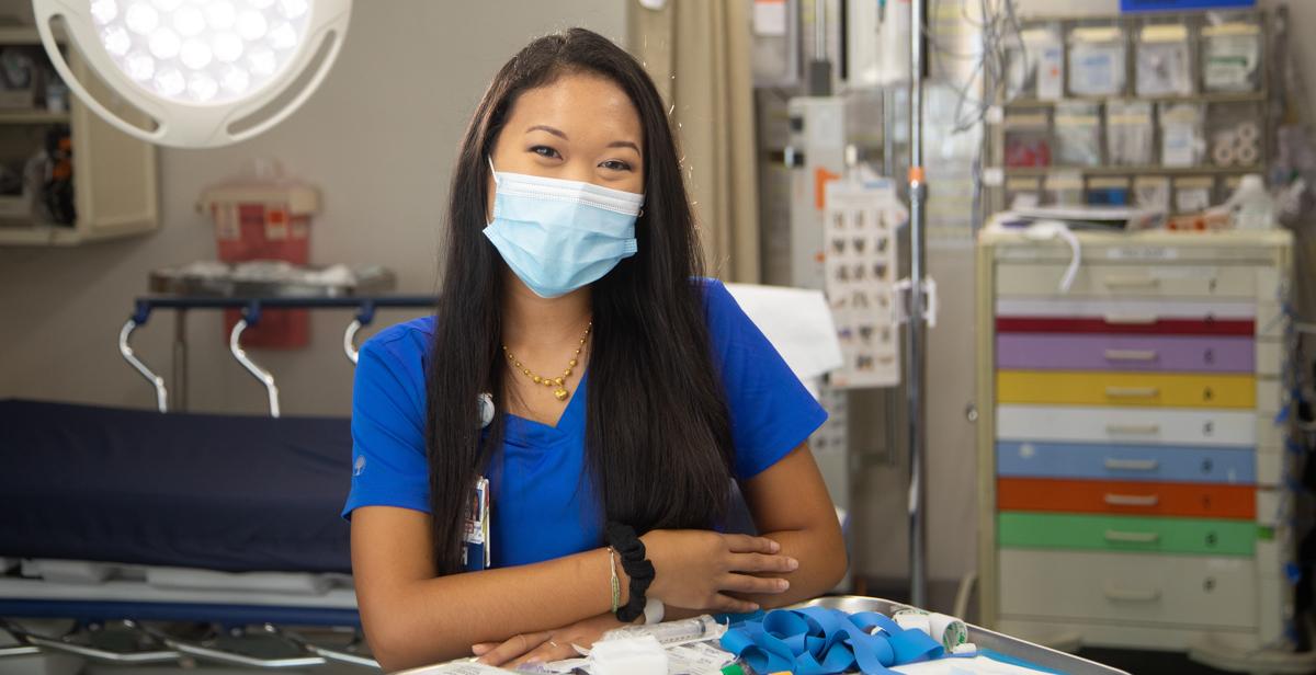 Serena Thidasongsavanh是美国卫生大学医院急诊科的一名护士. 与美国其他学术医疗中心相比, 大学医院急诊科处理一些最复杂和最具挑战性的病例，需要最高水平的护理. 